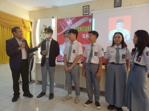 Wakil Rektor IV UPGRIS melakukan tanya jawab dengan siswa SMK PGRI 1 Mejobo Kudus.
