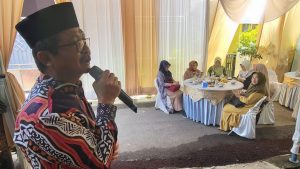 Dr Muhdi memberikan sambutan dalam silaturahmi Keluarga PGRI Jateng