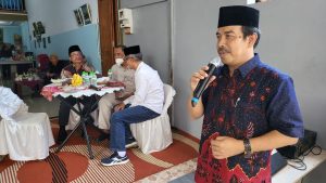 Wakil Ketua PGRI Jateng, H Rismono, sebagai tuan rumah menyambut senegap Pengurus PGRI Jateng. Foto: Agus Wis.