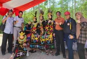 KUNJUNGI IKN: Delegasi PGRI Jawa Tengah dalam Konkernas IV PGRI mengunjungi IKN. Foto: Agus Wis.
