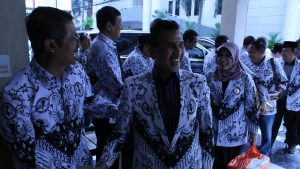 SAMBUT: Ketua PGRI Jateng Dr Muhdi Menyambut Kedatangan Rombongan PGRI Kalsel. Foto: Zainal Arifin.