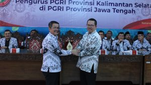 CINDERAMATA: PGRI Jateng dan PGRI Kalsel Saling Berbagi Cinderamata. Foto: Zainal Arifin.