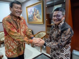BERMAAFAN: Ketua PGRI Jateng Dr Muhdi saling bermaafan dengan Sekretaris PGRI Jateng Drs Aris Munandar MPd. Foto: Agus Wis