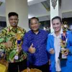 Kabid Seni Budaya PGRI Banjarnegara Santosa (paling kiri) menerima piala juara Favorit Gelar Budaya dari Plt Sekda Banjarnegara Tursiman (tengah).
